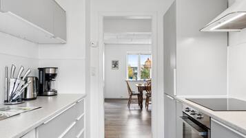 Fridge, oven, dishwasher, cookware/dishes/utensils