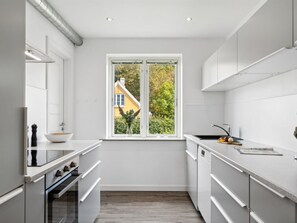 Kühlschrank, Ofen, Geschirrspüler, Kochgeschirr/Geschirr/Besteck