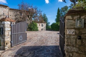 Property grounds - Stunning private villa with private pool, WIFI, TV and patio, close to Greve In Chianti (Castellina In Chianti)