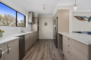 Fridge, microwave, oven, stovetop - Kensington Sea Breeze (WOORIM)