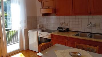 Een koelkast, een oven, een kookplaat, een koffiezetapparaat/waterkoker