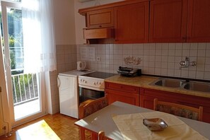 Réfrigérateur, four, plaque de cuisson, cafetière/bouilloire
