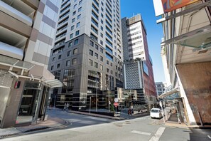 Front of property - City Hideaway 1 BR Apt with Pool - Gym (Auckland)