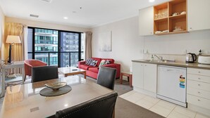 Un apartamento moderno con comedor, cocina y sala de estar.