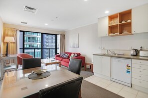 Apartment | In-room dining - City Hideaway 1 BR Apt with Pool - Gym (Auckland)