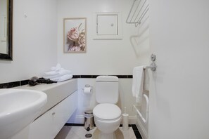 Apartment | Bathroom - City Hideaway 1 BR Apt with Pool - Gym (Auckland)