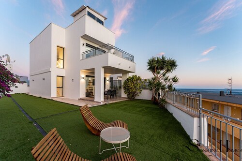 Luxury townhouse with rooftop Sauna & Jacuzzi REF062