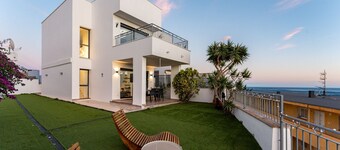 Luxury townhouse with rooftop Sauna & Jacuzzi REF062