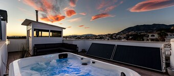 Luxury townhouse with rooftop Sauna & Jacuzzi