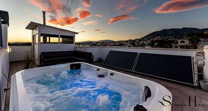 Luxury townhouse with rooftop Sauna &Â Jacuzzi