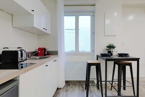 Kylskåp, mikrovågsugn, spishäll och kaffe- och tebryggare