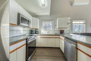 Køleskab, mikrobølgeovn, ovn, kogeplade