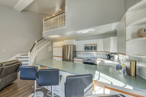 Køleskab, mikrobølgeovn, ovn, kogeplade