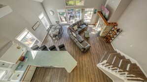 A spacious living area with a high ceiling, a dining area, and a kitchen. - Benny's Place-Marble Canyon 404P1 (Area F (Columbia Lake/Windermere Lake))