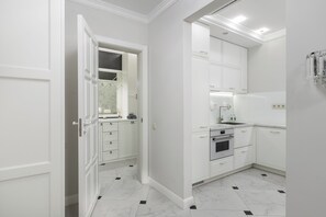 Full-sized fridge, oven, stovetop, electric kettle - Designer Apartments near Dana Mall (Minsk)