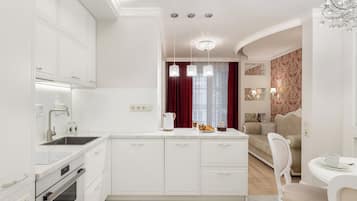 Apartemen Deluks, pemandangan kota | Dapur pribadi | Perlengkapan kebersihan, tisu, dan meja makan