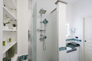 Shower, hair dryer, bidet, towels - Alice's House (Roma)