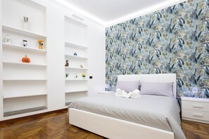 2 Schlafzimmer, Schreibtisch, Bügeleisen/Bügelbrett, Reisekinderbett