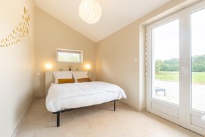 3 bedrooms, iron/ironing board, travel cot, free WiFi - Charming Holiday Home with Private Pool (HAUTEFORT)