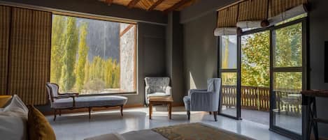 Executive Studio Suite | 1 bedroom, in-room safe, free WiFi, bed sheets