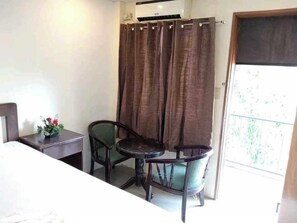Classic Room | Terrace/patio - Wjv Inn Basak Lapulapu (Lapu-Lapu)