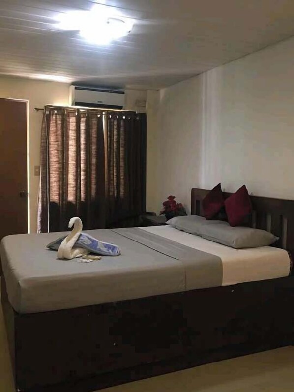 Classic Room | Desk, laptop workspace