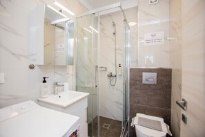 Shower, hair dryer, towels