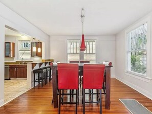 Dining - Charming 4-bedroom house with WiFi, AC steps to Universities in New Orleans (New Orleans)