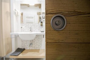 Haartrockner, Handtücher, Seife, Shampoo