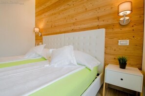 3 habitaciones, tabla de planchar con plancha, wifi y ropa de cama 