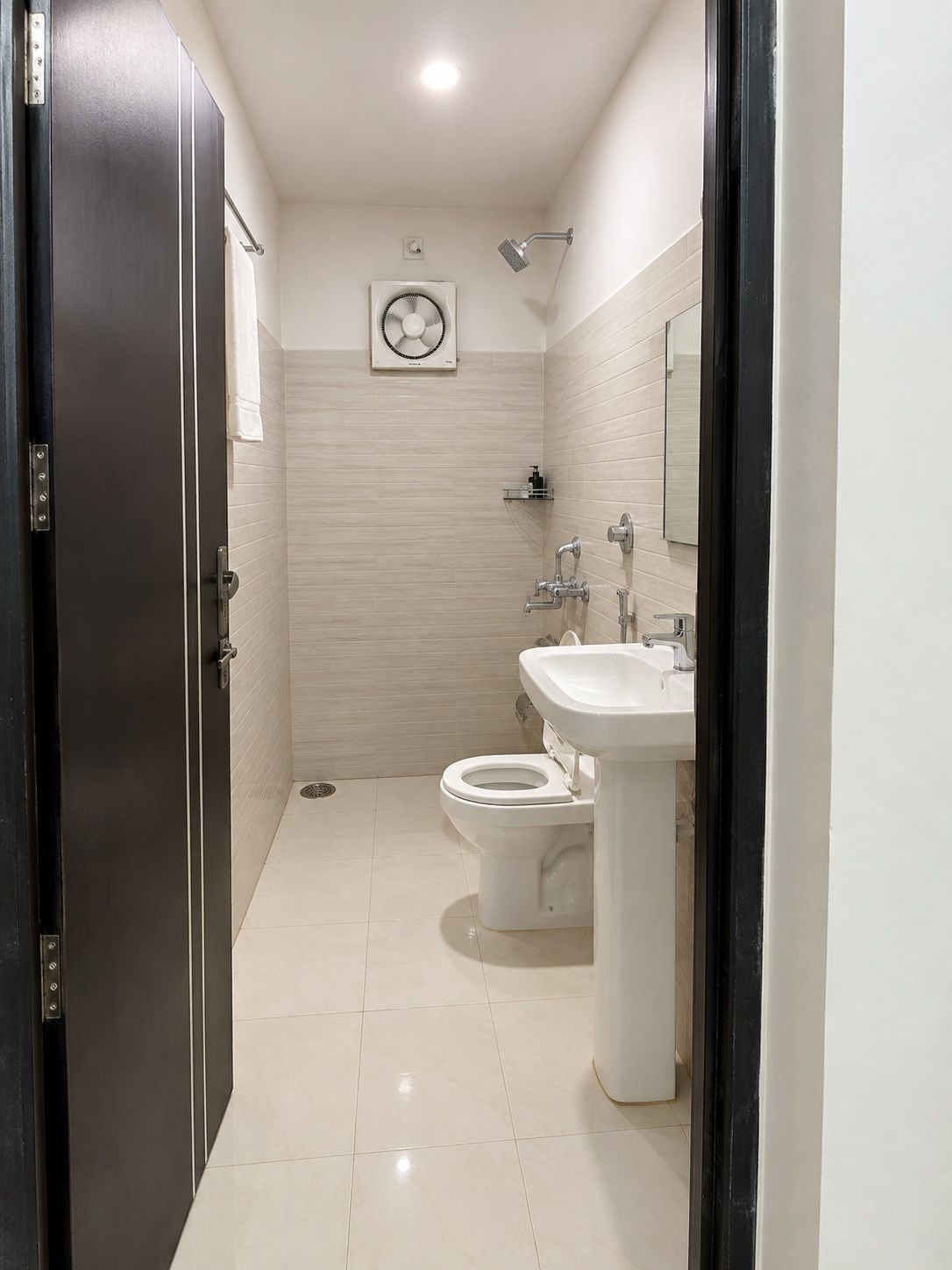 Ein Badezimmer mit Toilette, Waschbecken und Dusche.