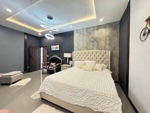 4 bedrooms, in-room safe, blackout drapes, iron/ironing board - Huge Pool Villa with Private Lake (Bang Lamung)