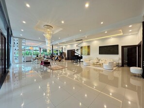 Flat-screen TV - Huge Pool Villa with Private Lake (Bang Lamung)