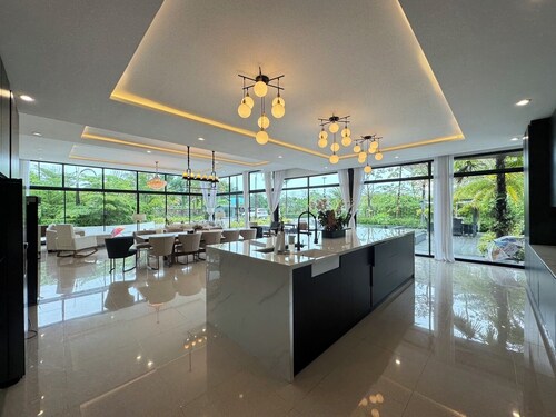 Huge Pool Villa with Private Lake