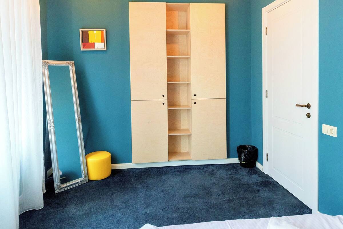 Desk, laptop workspace, soundproofing, free WiFi