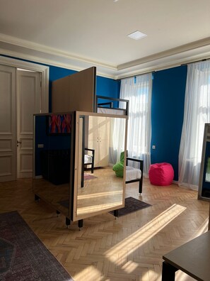 Comfort Shared Dormitory, Mountain View | Laptop workspace, soundproofing, free WiFi - Communa Good vibes (Tbilisi)