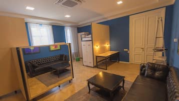 MIXED DORM ROOM FOR 5 PEOPLE | Individualmente decorados, individualmente mobiliados, escrivaninha