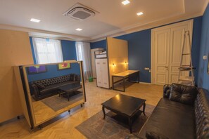 MIXED DORM ROOM FOR 5 PEOPLE | Individualmente decorados, individualmente mobiliados, escrivaninha