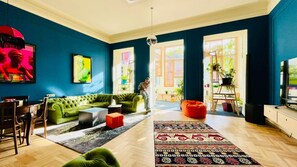 27-inch flat-screen TV with cable channels - Communa Good vibes (Tbilisi)