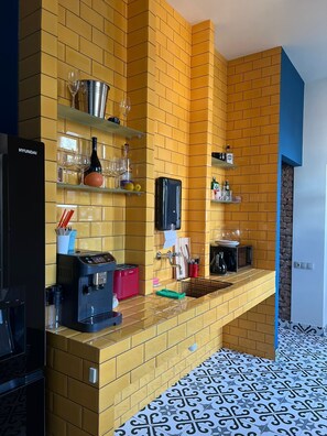 Full-size fridge, microwave, cookware/dishes/utensils - Communa Good vibes (Tbilisi)