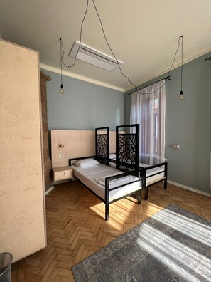 Comfort Shared Dormitory, Balcony, Mountain View | Laptop workspace, soundproofing, free WiFi - Communa Good vibes (Tbilisi)