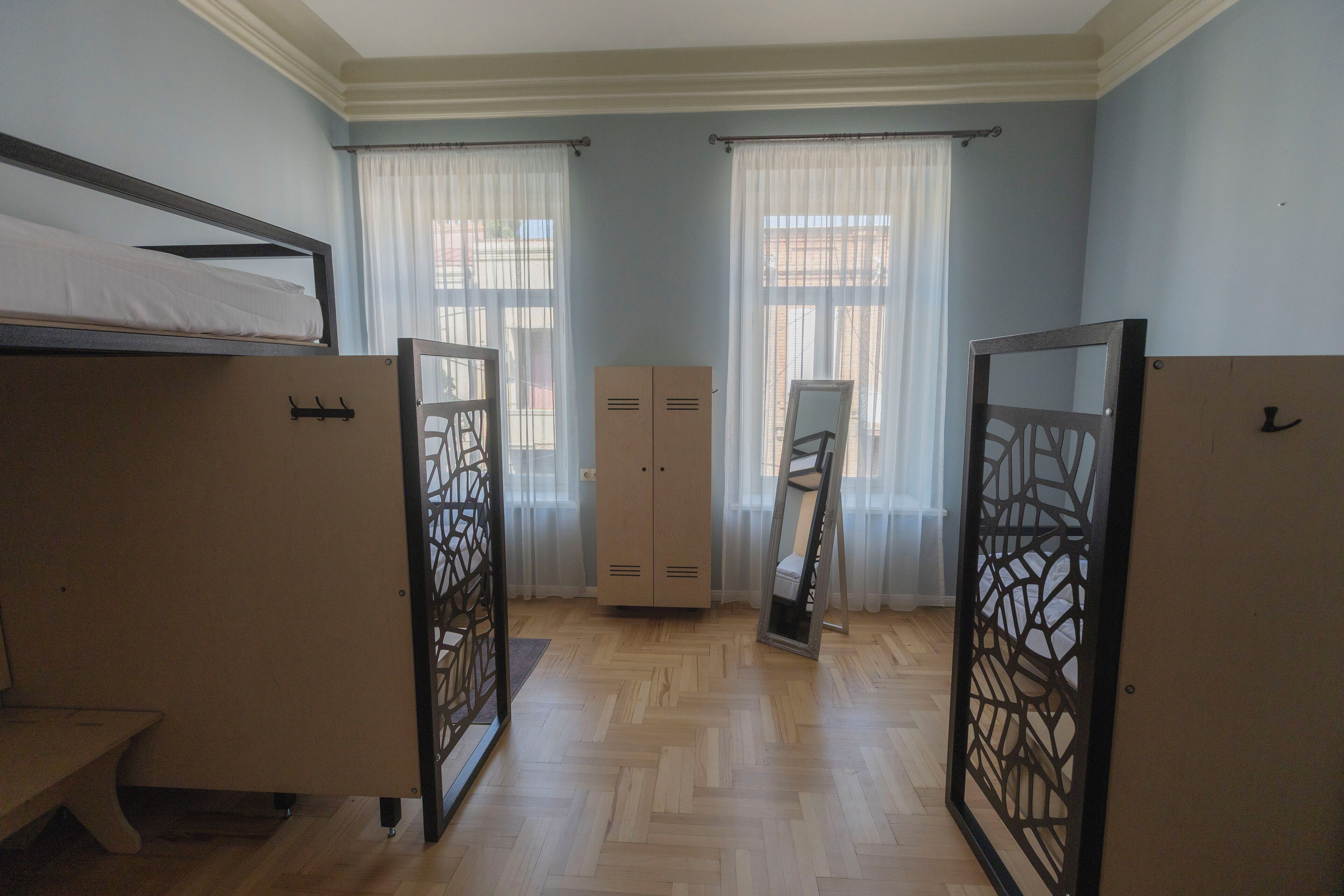 FEMALE DORM ROOM YELLOW | Individualmente decorados, individualmente mobiliados, escrivaninha