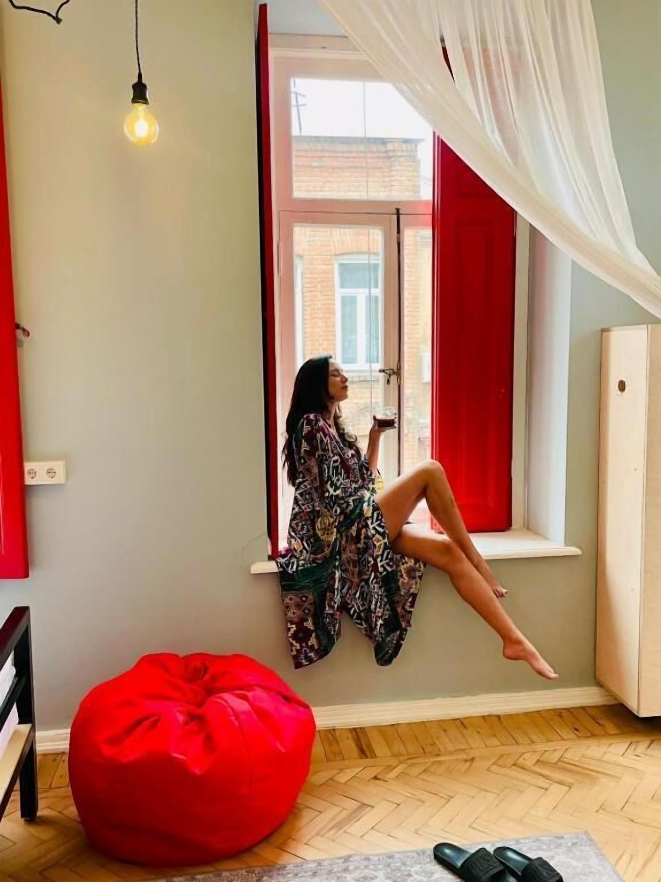 MIXED DORM FOR 4 PEOPLE WITH BALCON | 客室ごとに異なる装飾、客室ごとに異なるインテリア、デスク、ノートパソコン用作業スペース