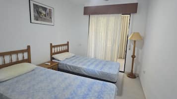 Een strijkplank/strijkijzer, beddengoed