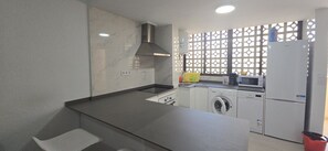 Réfrigérateur, micro-ondes, cafetière/bouilloire, bouilloire électrique