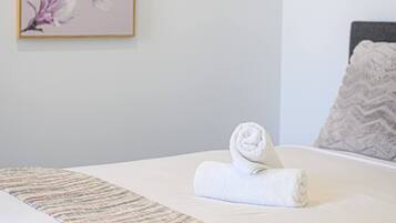 2 bedrooms, iron/ironing board, free WiFi, bed sheets