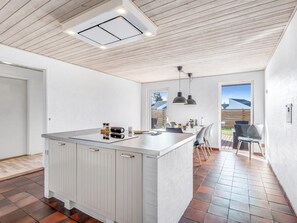 Kjøleskap, mikrobølgeovn, ovn og oppvaskmaskin