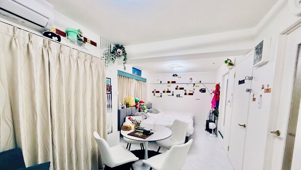 Un espacio habitable compacto con comedor, sofá y cama.