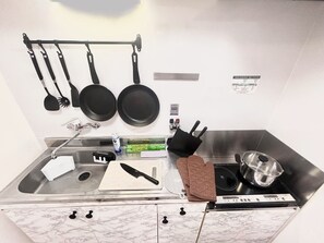 Réfrigérateur, micro-ondes, plaque de cuisson, grille-pain