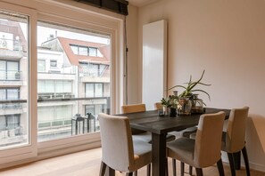Apartemen | 2 kamar tidur, meja kerja, dan internet